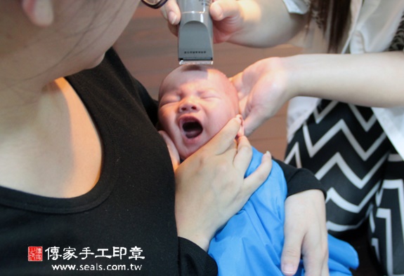 楊寶寶(新北汐止區到府嬰兒寶寶滿月剃頭理髮、免費到府嬰兒剃胎毛儀式吉祥話)。到府剃頭剃胎毛主持、專業拍照、DVD光碟、證書。★購買「臍帶章、肚臍章、胎毛筆刷印章」贈送：剃頭、收涎、抓周，三選一。2015.11.20 照片18